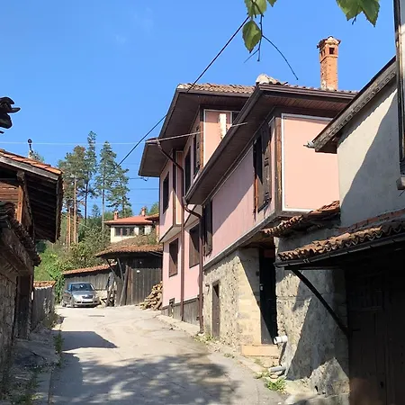 карагьозовата къща - цяла къща - 6 големи спални, 6 бани и отделна механа *