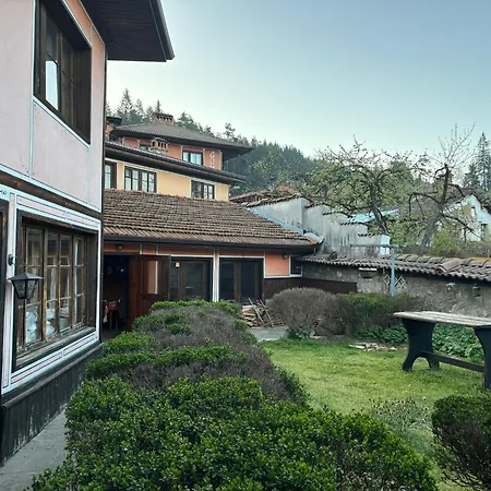 карагьозовата къща - цяла къща - 6 големи спални, 6 бани и отделна механа