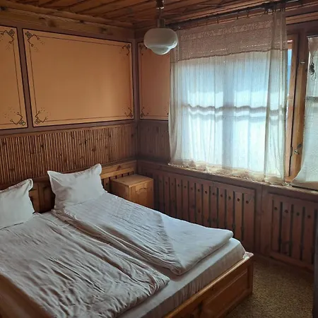 карагьозовата къща - цяла къща - 6 големи спални, 6 бани и отделна механа Nyaraló Koprivstica