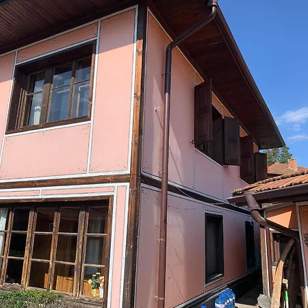 Nyaraló карагьозовата къща - цяла къща - 6 големи спални, 6 бани и отделна механа *