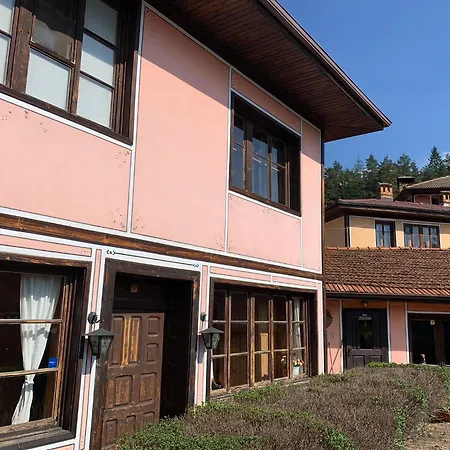 карагьозовата къща - цяла къща - 6 големи спални, 6 бани и отделна механа Nyaraló Koprivstica