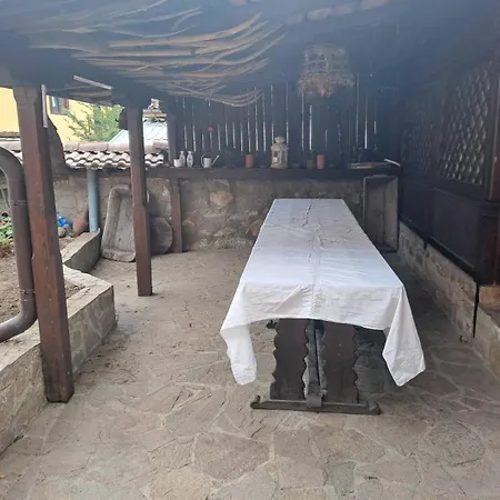 карагьозовата къща - цяла къща - 6 големи спални, 6 бани и отделна механа Nyaraló