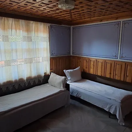 карагьозовата къща - цяла къща - 6 големи спални, 6 бани и отделна механа *