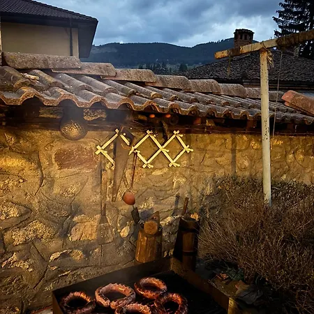 펜션 карагьозовата къща - цяла къща - 6 големи спални, 6 бани и отделна механа 코프리브시티차