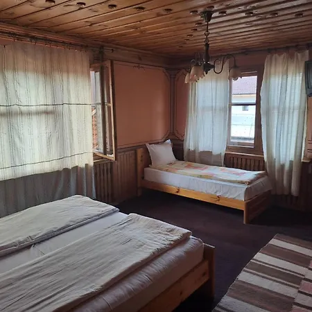 карагьозовата къща - цяла къща - 6 големи спални, 6 бани и отделна механа *