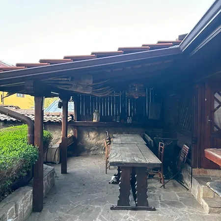 карагьозовата къща - цяла къща - 6 големи спални, 6 бани и отделна механа 펜션 코프리브시티차