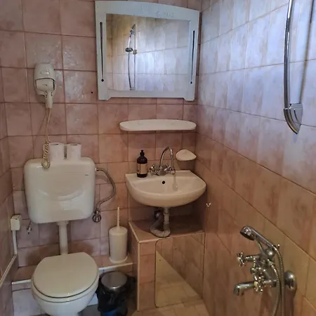 Prázdninový dům карагьозовата къща - цяла къща - 6 големи спални, 6 бани и отделна механа *