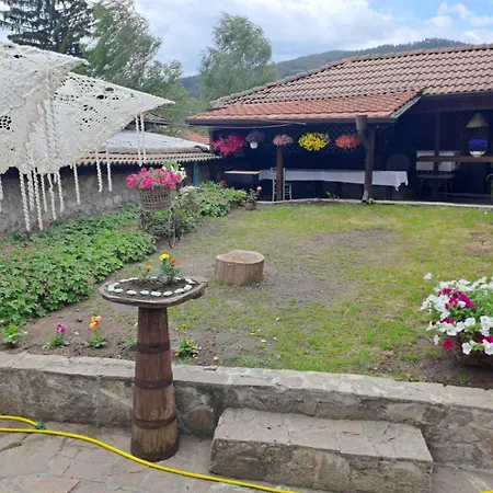 карагьозовата къща - цяла къща - 6 големи спални, 6 бани и отделна механа