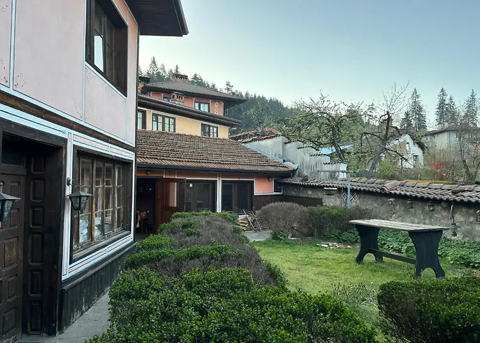 карагьозовата къща - цяла къща - 6 големи спални, 6 бани и отделна механа