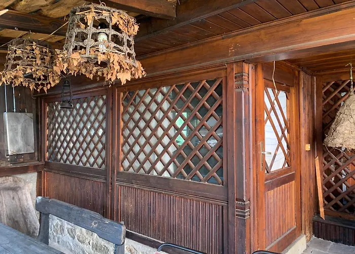 карагьозовата къща - цяла къща - 6 големи спални, 6 бани и отделна механа בית נופש