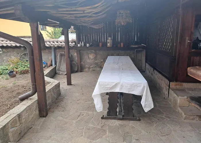 карагьозовата къща - цяла къща - 6 големи спални, 6 бани и отделна механа בית נופש