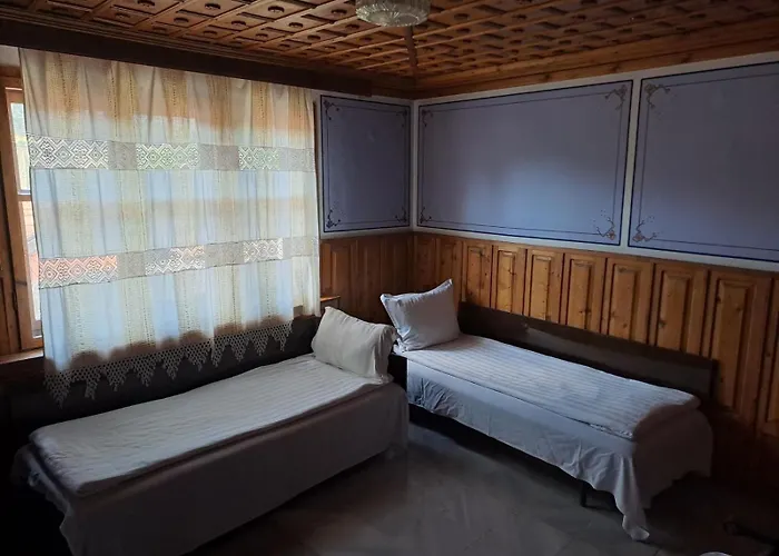 карагьозовата къща - цяла къща - 6 големи спални, 6 бани и отделна механа *