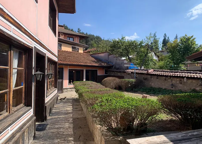 карагьозовата къща - цяла къща - 6 големи спални, 6 бани и отделна механа בית נופש