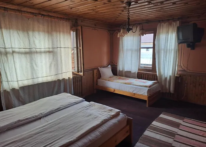 карагьозовата къща - цяла къща - 6 големи спални, 6 бани и отделна механа *